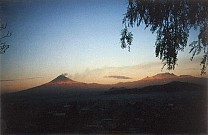 Popocat&eacute;petl und Ixtacc&iacute;huatl im Morgenlicht