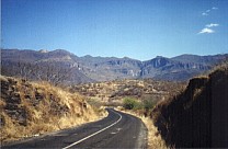 Blick voraus die Straße entlang